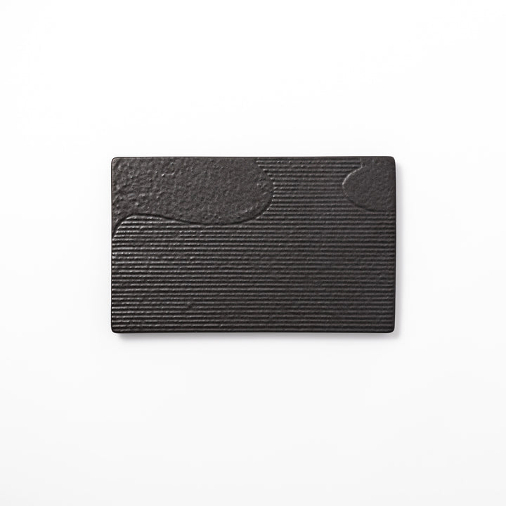 Textured black ceramic dinner plate with ridged woodgrain and matte-gloss accents, ideal for refined Japanese dining and modern presentation.
