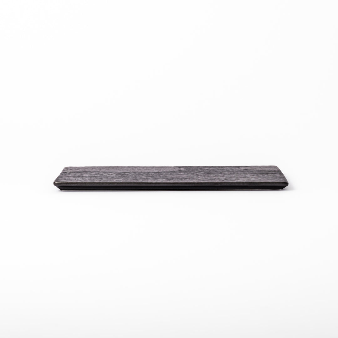 Textured black ceramic dinner plate with ridged woodgrain and matte-gloss accents, ideal for refined Japanese dining and modern presentation.