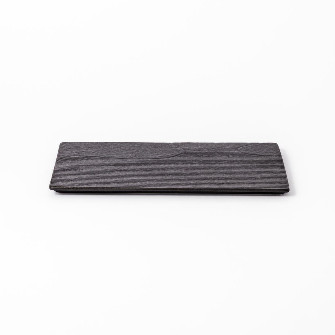 Textured black ceramic dinner plate with ridged woodgrain and matte-gloss accents, ideal for refined Japanese dining and modern presentation.