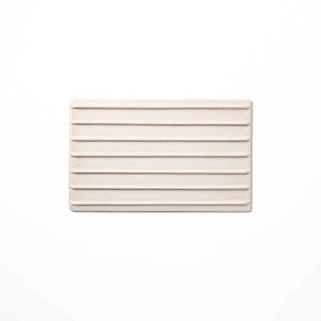 Textured white ceramic dinner plate with a subtle woodgrain pattern, ideal for elegant Japanese table settings and modern minimalist dining.