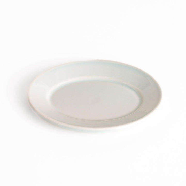 Durable and elegant white ceramic dessert plate, adding a pop of sunshine to your table setting.