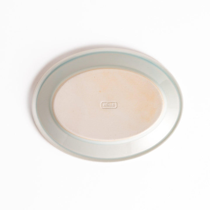 Durable and elegant white ceramic dessert plate, adding a pop of sunshine to your table setting.