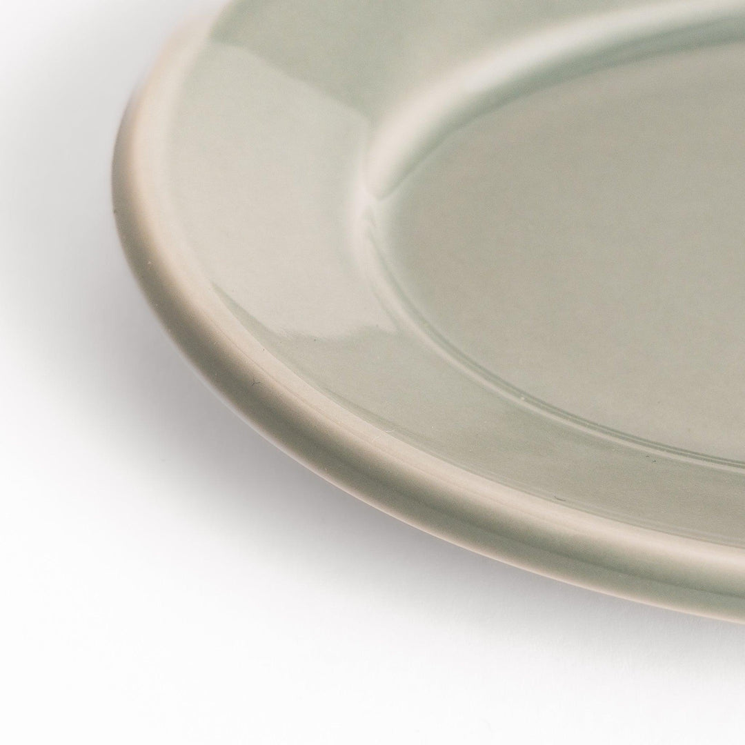 Durable and elegant gray ceramic dessert plate, adding a pop of sunshine to your table setting.