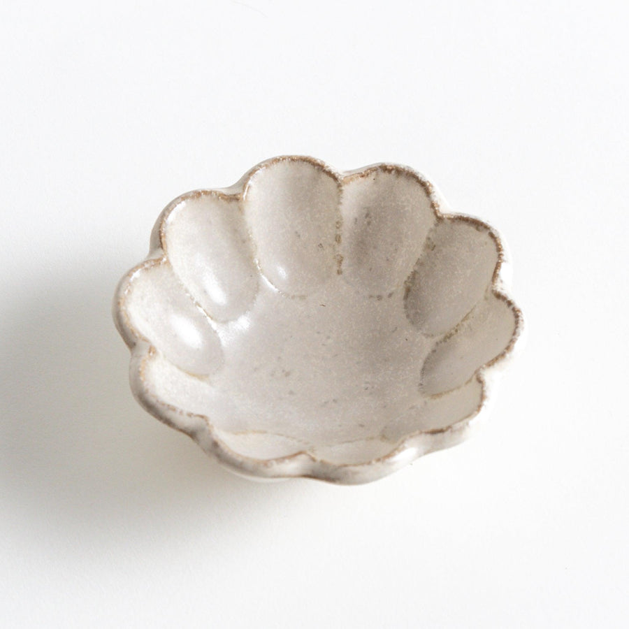 Dessert bowl shaped like flowers, available in black or white.
