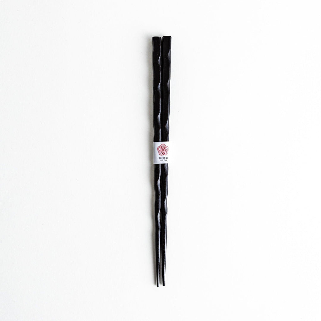 A pair of lacquered chopsticks with a carved, textured surface for a better grip and elegant presentation. Available in black or red.